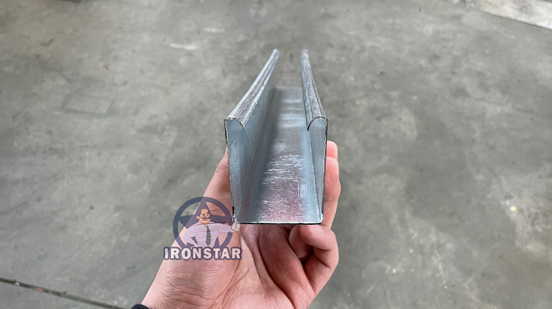 ماكينة تشكيل لفائف قضبان التوجيه لأبواب IRONSTAR ذات المصراع C للسودان 3