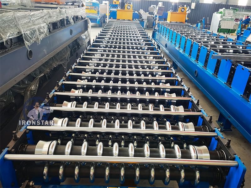 Machine de formage de rouleaux de tôle de toit ondulée IRONSTAR 762 836 0,13-0,4 MM en Indonésie 4