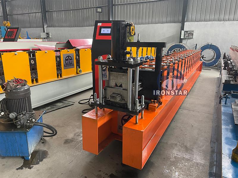Machine de formage de rouleaux de canaux pour chapeaux IRONSTAR en Russie 4