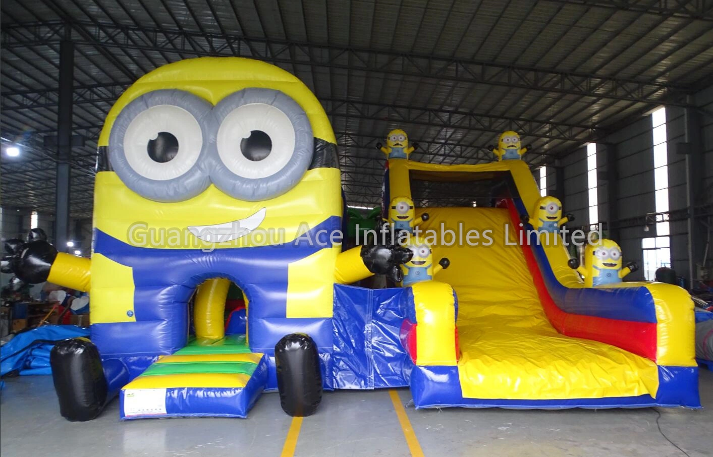 Aire de jeux gonflable sur le thème des Minions de dessin animé : Ultimate Fun City 1