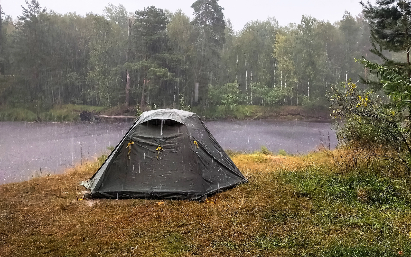 The Outstanding Performance of the LOOGU Waterproof Tarp in Rainy Day Camping 2