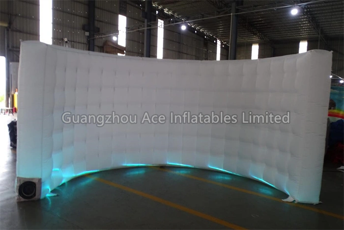 Tragbare weiße gebogene aufblasbare Fotokabinenwand mit LED-Licht für Veranstaltungen und Hochzeiten 1