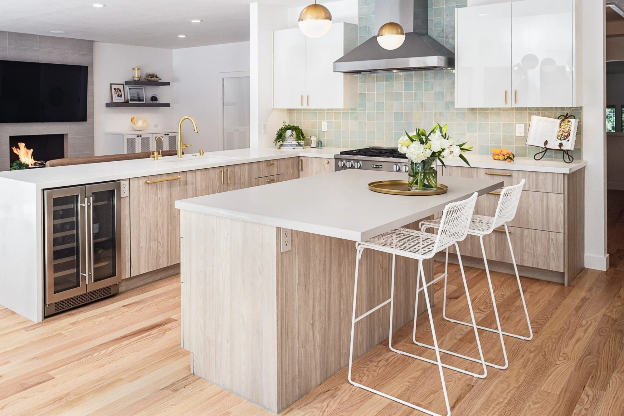AllandCabinet Light Grey Wood Grain with Based Cabinet and High Gloss Lacquer Painted Wall Cabinet Grade Kitchen Design Quartz Waterfall Island 1