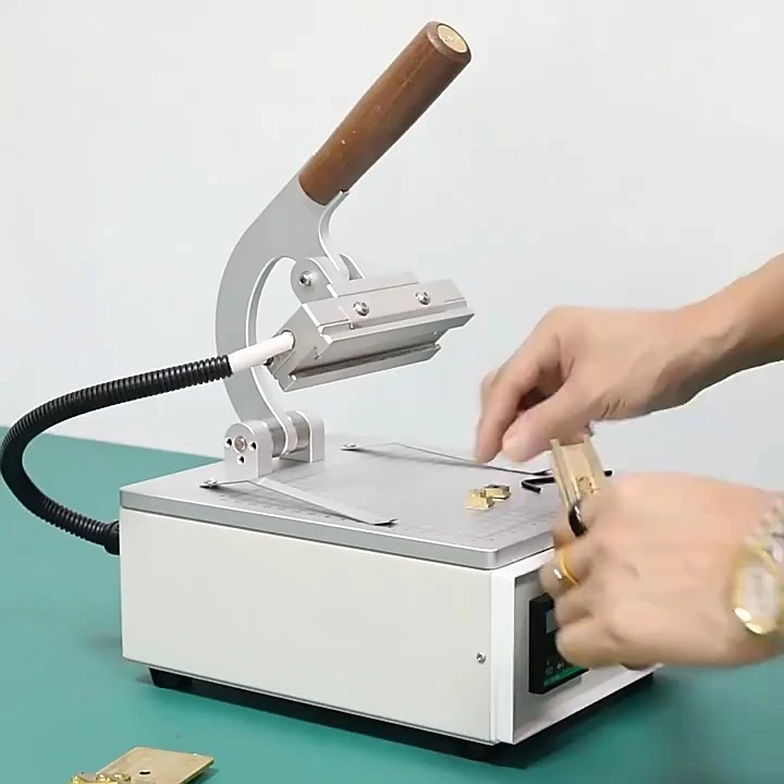 WILLDONE WT-90ZM Desktop Hot Press Foil Kulit Plastik Stamping Mesin Kecepatan Tinggi Hot-Foil Stamping Mesin 1