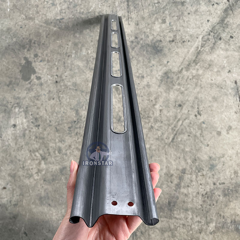 Máquina perfiladora de puertas enrollables con orificio perforador IRONSTAR de 3 pulgadas en Nueva York 1