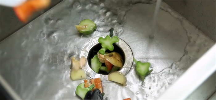 How to use a garbage disposal correctly 1