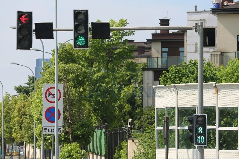 Manufacturer Customized Outdoor Hot-DIP Galvanized Traffic Lights Traffic Warning Sign Pole 1