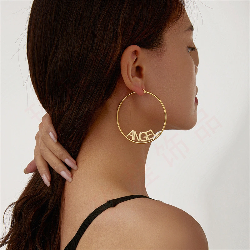 Fashion Ladies Round Letter Edelstahl Bambusohrringe elektropliert 18k Goldname Ohrringe 1