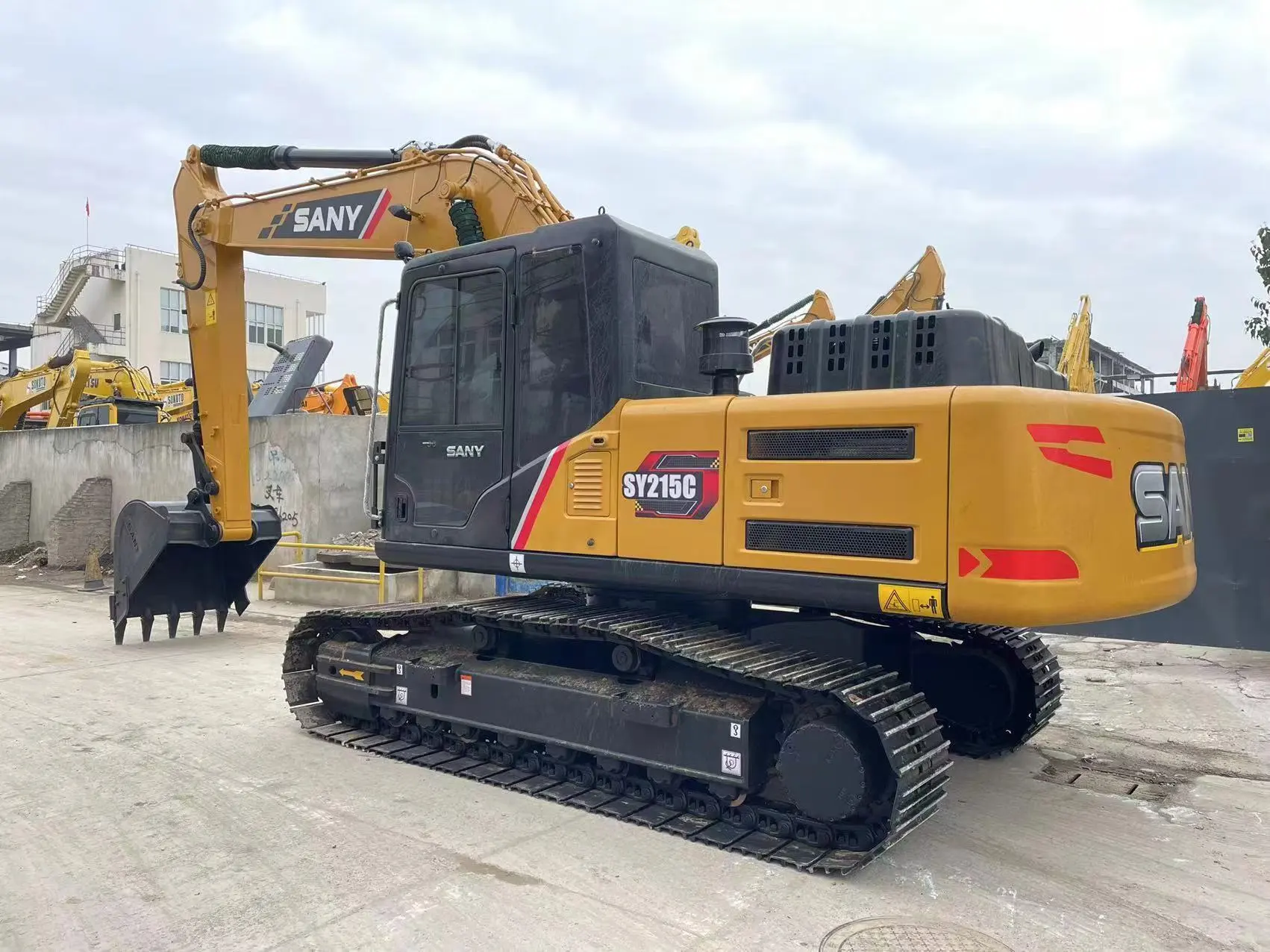 L'excavatrice Sany215 de matériel de construction d'occasion a utilisé la pelle Sany215 de haute qualité à vendre 1