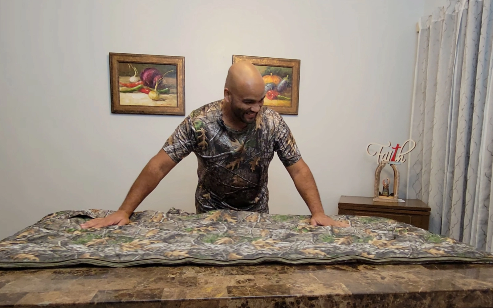 Experience LOOGU's latest upgraded poncho style hunting blanket 2