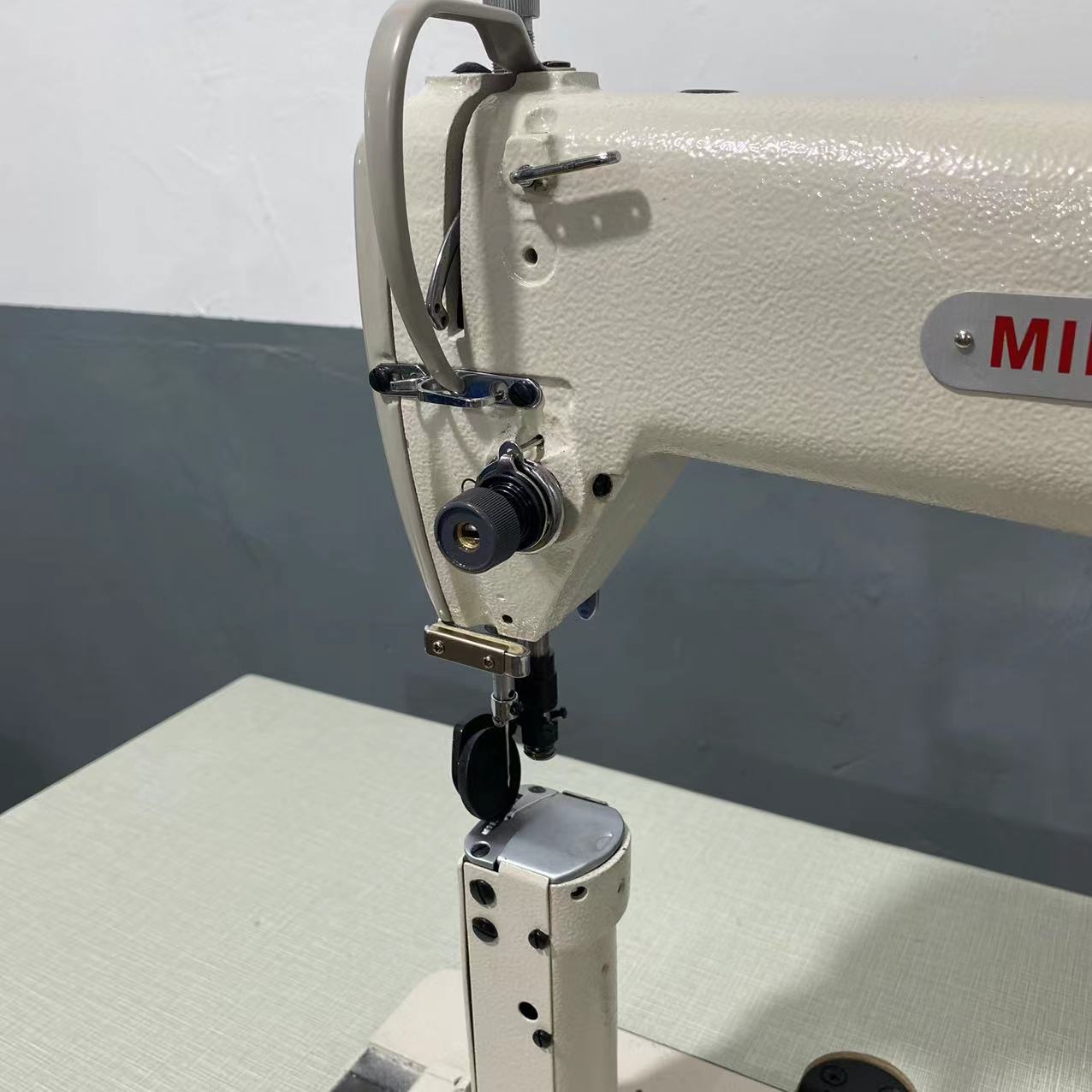 MT-810 أتمتة التصنيع باستخدام الحاسب الآلي متعددة الوظائف إبرة الأحذية آلة الخياطة السرير 5