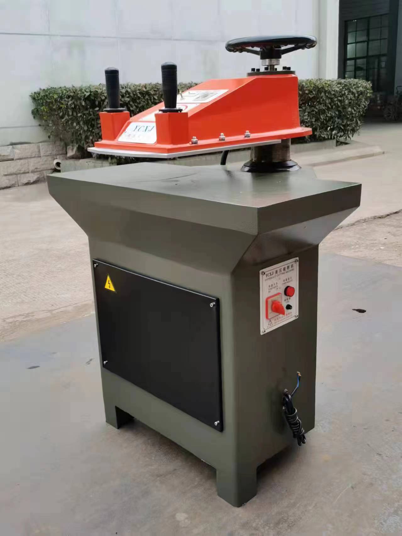آلة القطع الهيدروليكية من النوع MT-820 20T ذات الذراع المتأرجح 7
