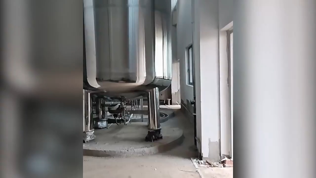 Réservoir de stockage vertical en acier inoxydable pour produits chimiques 1
