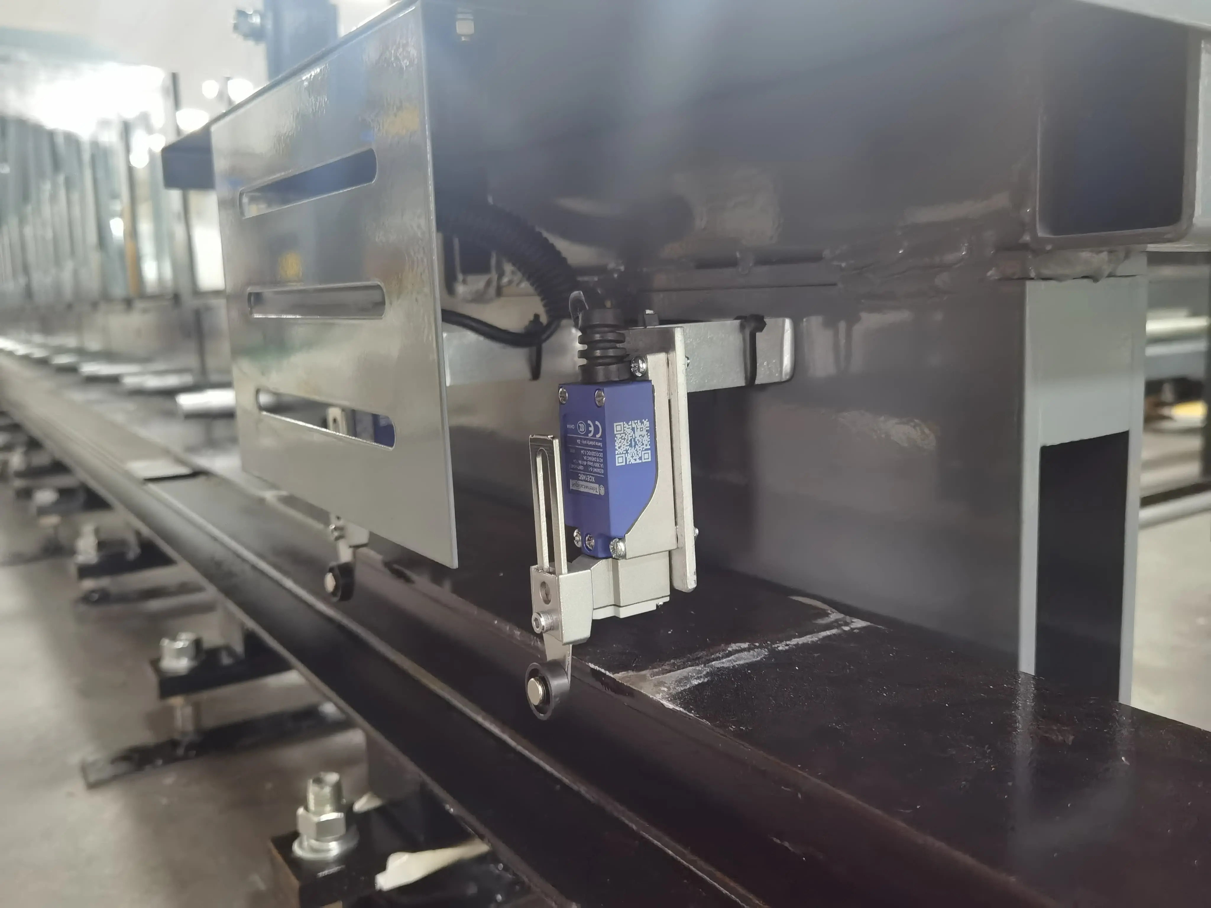 How Glass Making Machinery Differs for Bottles vs. Tableware Production 1