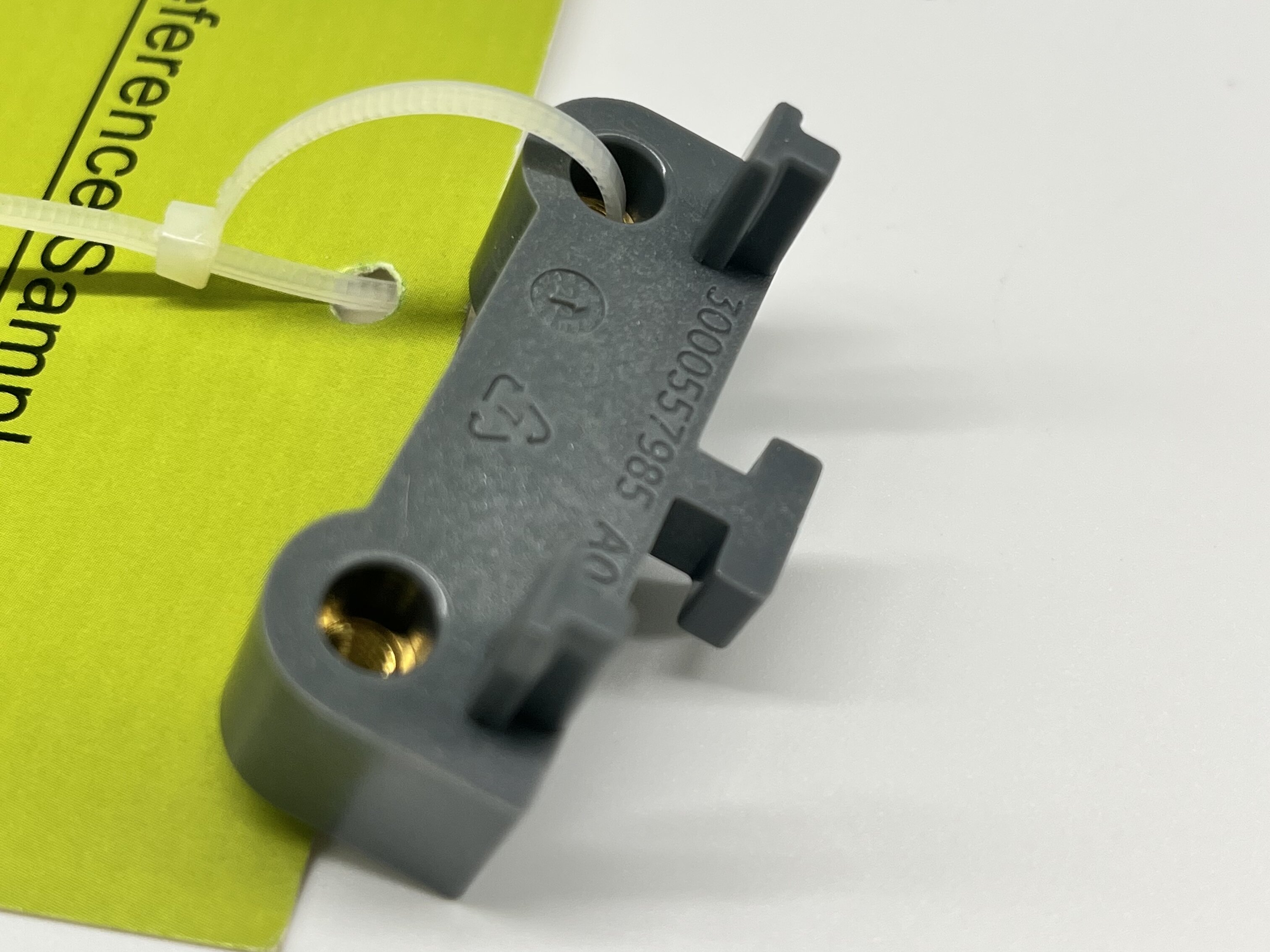 Outillage d'injection plastique de précision pour composants en plastique médical utilisant Makrolon 8