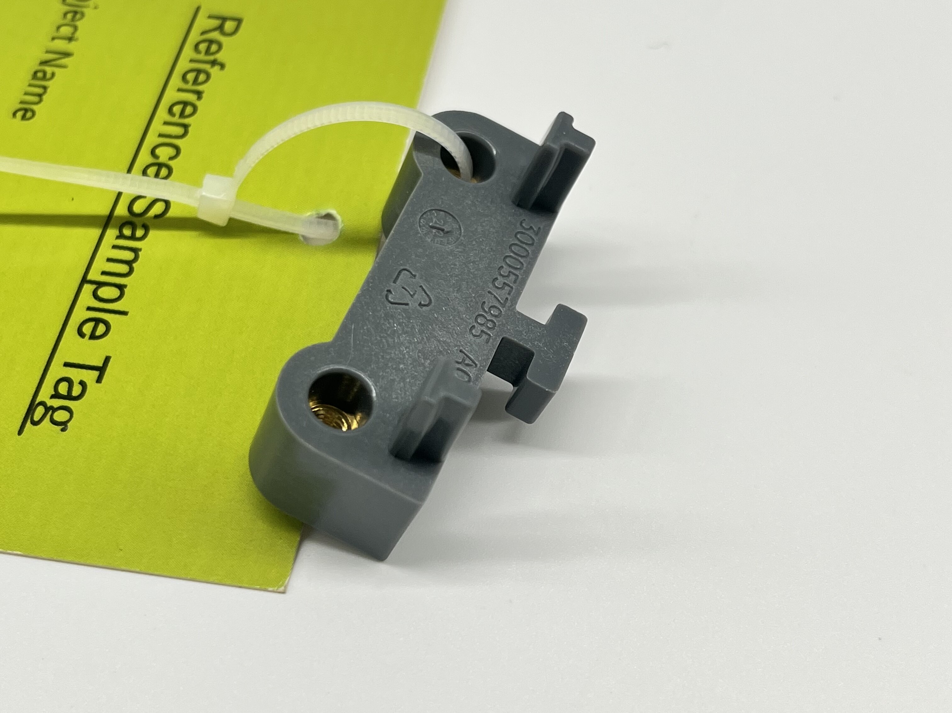 Outillage d'injection plastique de précision pour composants en plastique médical utilisant Makrolon 7