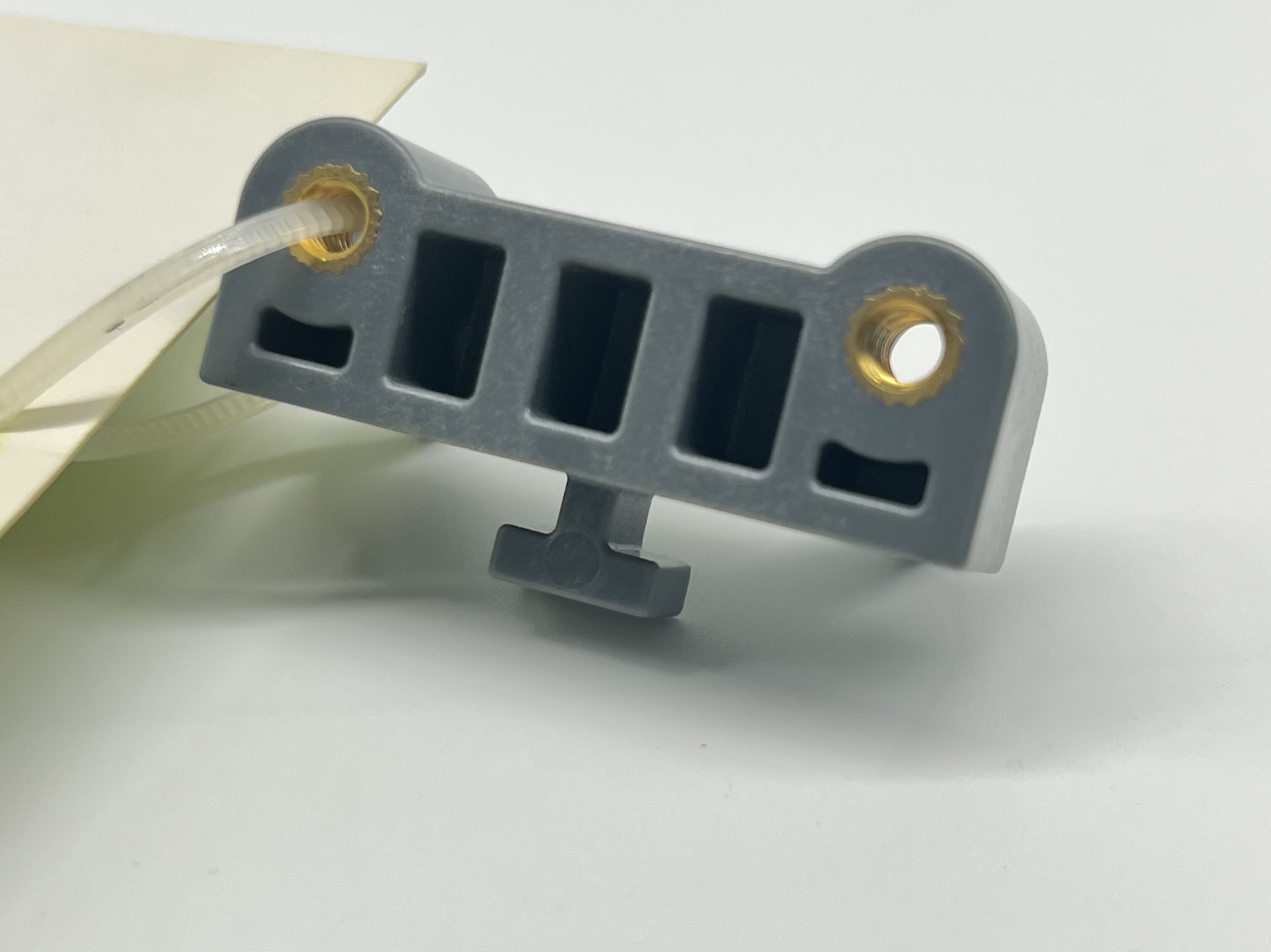 Outillage d'injection plastique de précision pour composants en plastique médical utilisant Makrolon 5