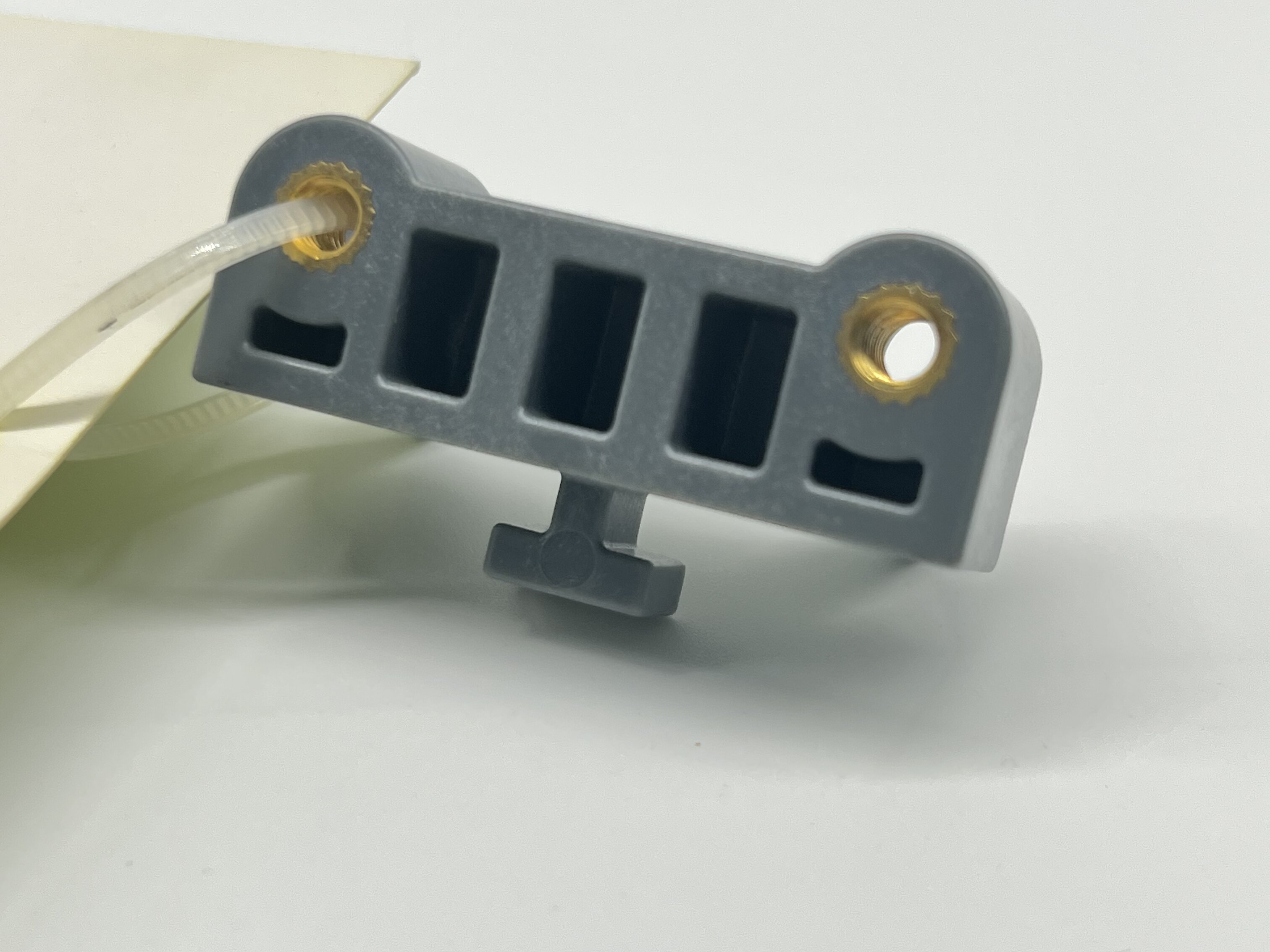 Outillage d'injection plastique de précision pour composants en plastique médical utilisant Makrolon 1