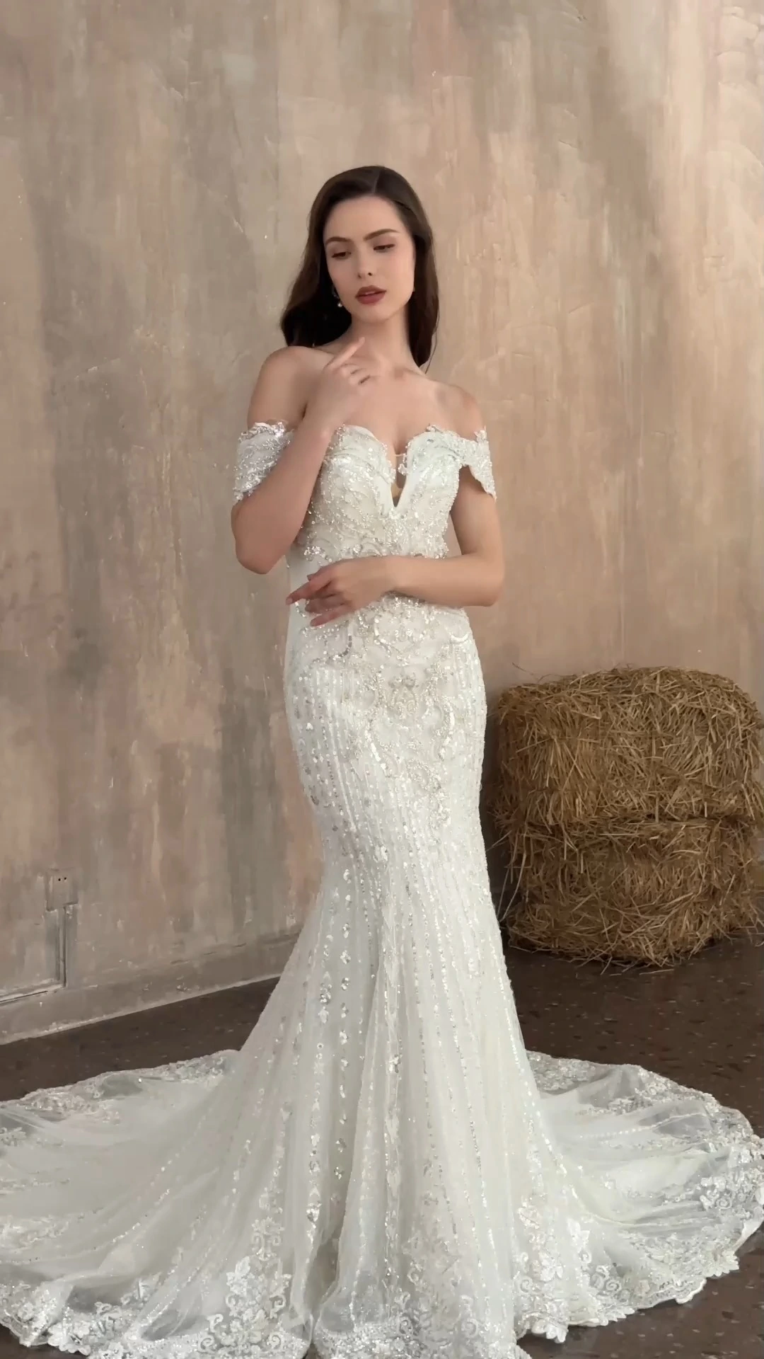 Silbernes Brautkleid im Meerjungfrau-Stil mit Perlen und Spitzenapplikationen 1