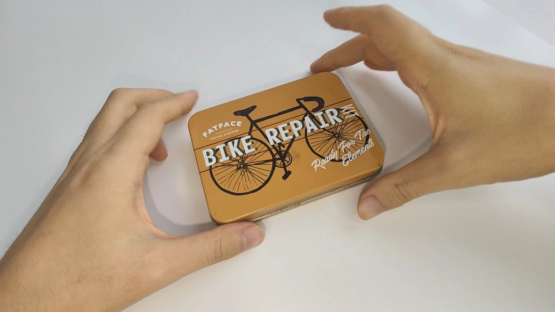 Caja de hojalata de 115*85*22 mm con tapa. La producción anual de todo tipo de cajas de hojalata es de hasta 60 millones de piezas. 1