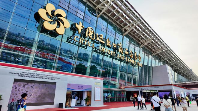 Jessie, who attended the Canton Fair, reached a cooperation with our factory. 1