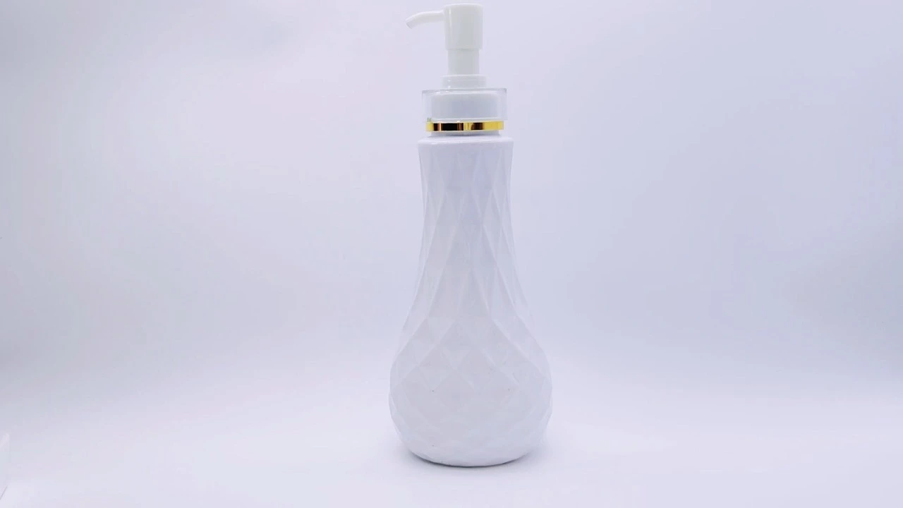 Flacon de lotion pour le corps glamour en PET blanc de 580 ml pour soins de la peau 1