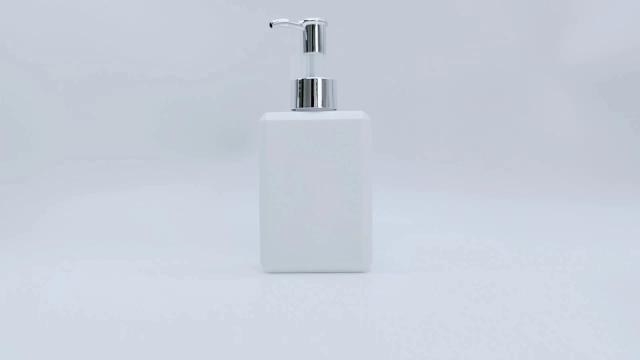 Glamorosa botella de loción corporal de PE/PET blanca de 150 ml para el cuidado de la piel. 1