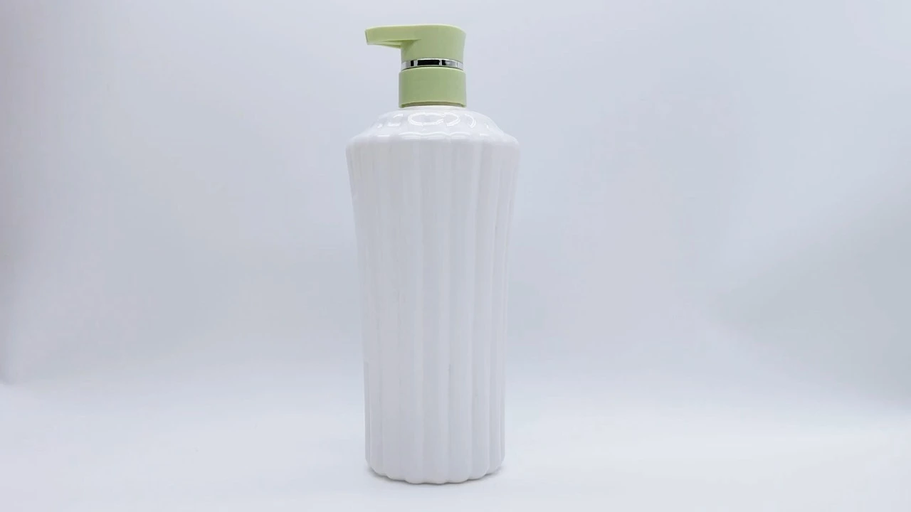 Glamorosa botella de loción corporal en color blanco perla de 800 ml para el cuidado de la piel. 1