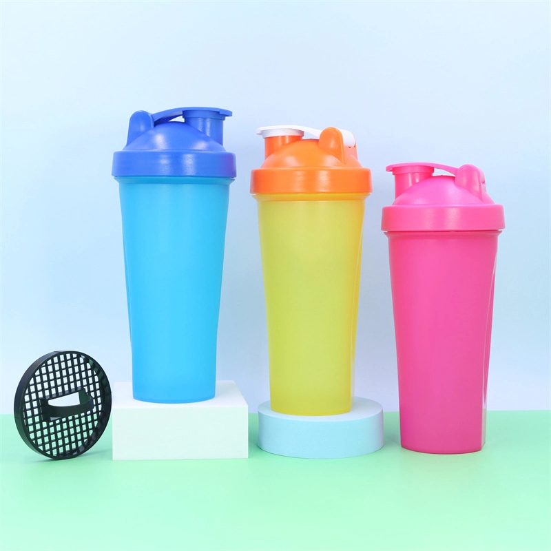 Kolorowy plastikowy kubek podróżny KingLine z sitkiem, wykonany na zamówienie, z shakerem na siłownię 1