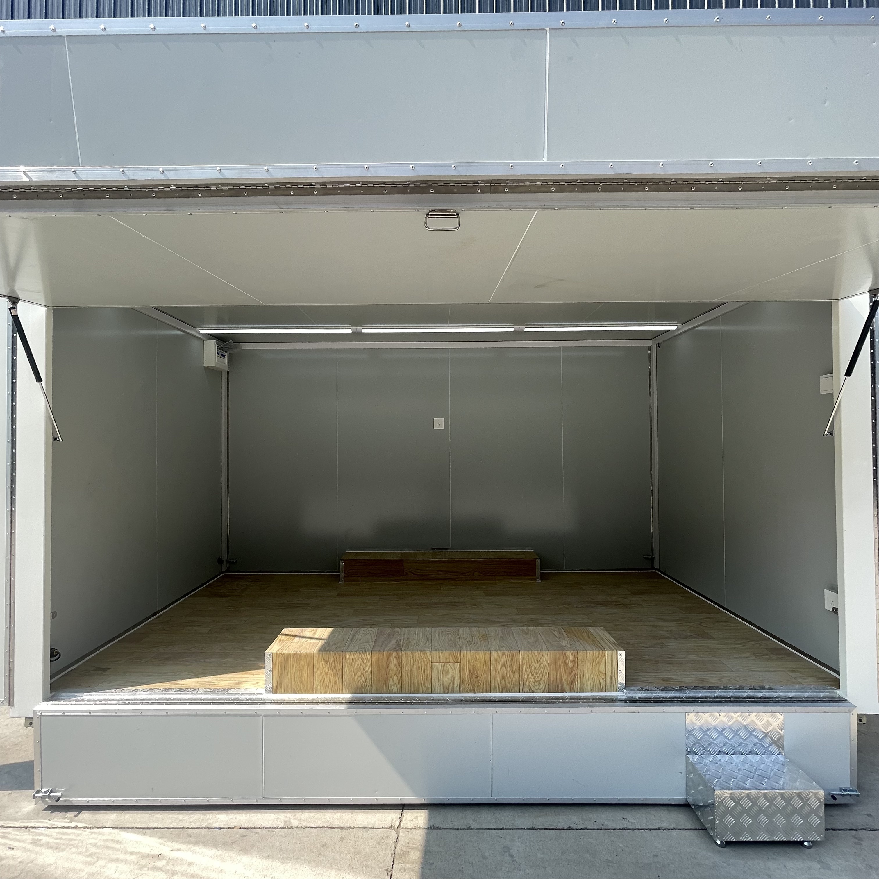 Custom Bbq Trailers Manufacturer for SellStage Exhibition Truck Trailer 5
