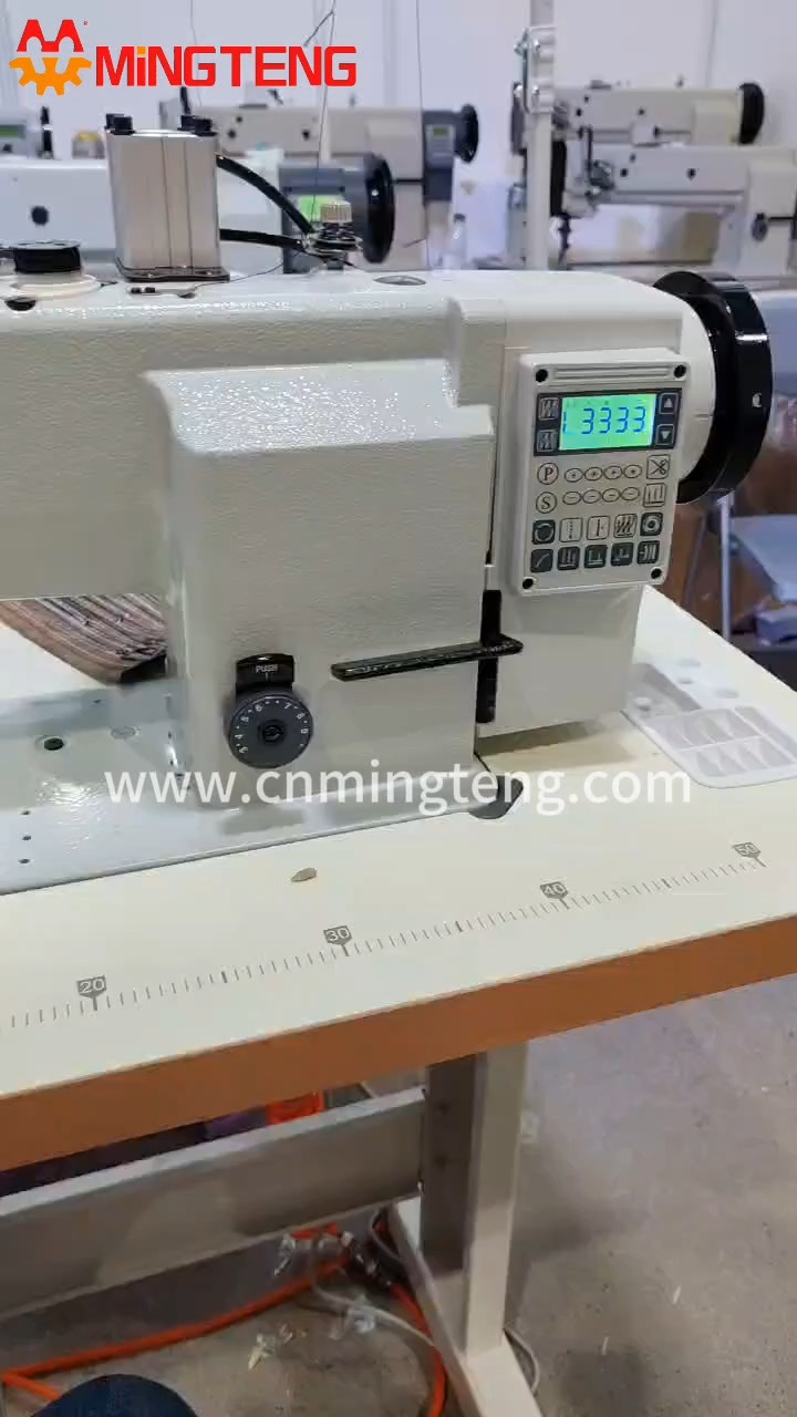 Дисплей эффекта использования швейной машины с двойной иглой