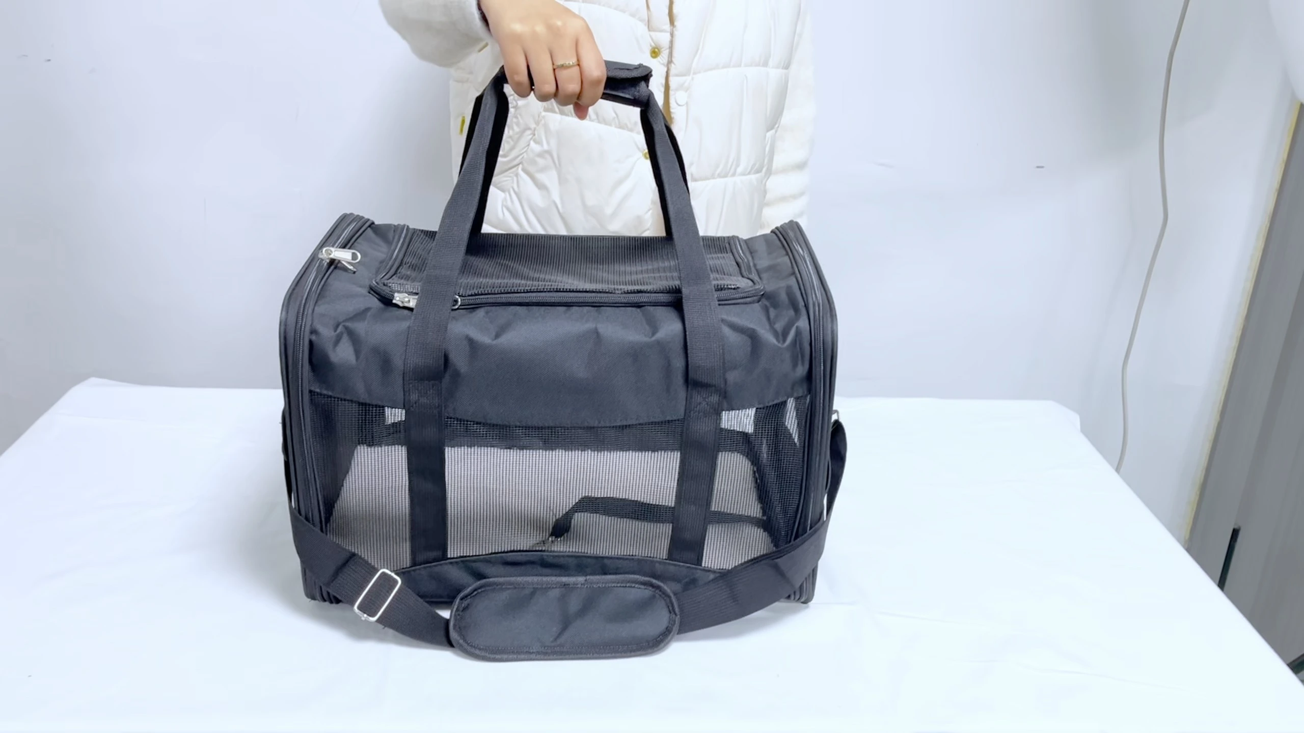 Visualize breathable pet carry bags for cats and puppies 1