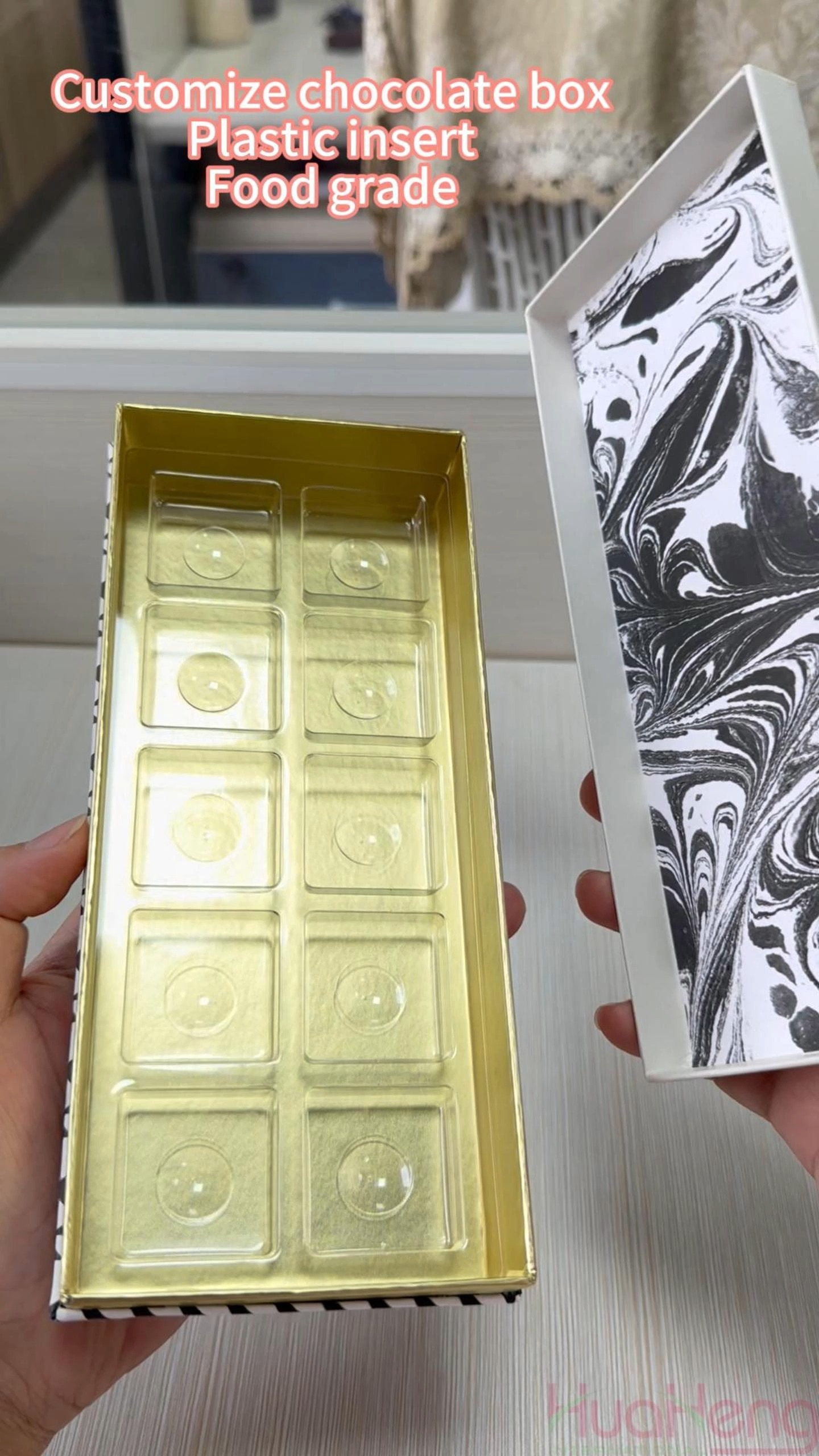 Indulgence élégante : la boîte à chocolats en papier kraft blanc aux bords dorés