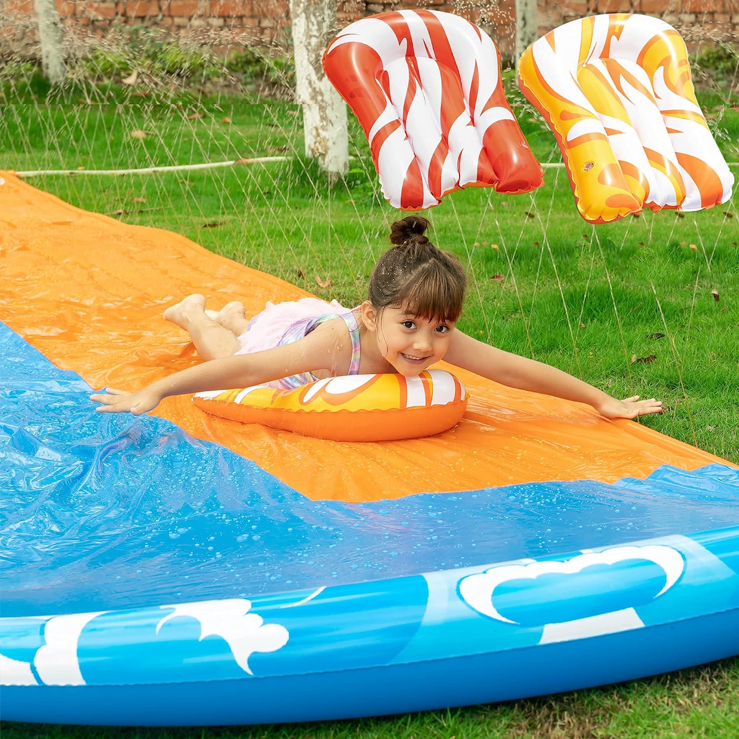 Wasserrutsche, Sommerspielzeug mit eingebautem Sprinkler für den Garten und zum Spielen mit Wasserspielzeug im Freien 2