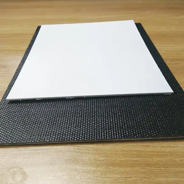 Hojas de plástico reforzadas con fibra de vidrio en ambientes hostiles 1