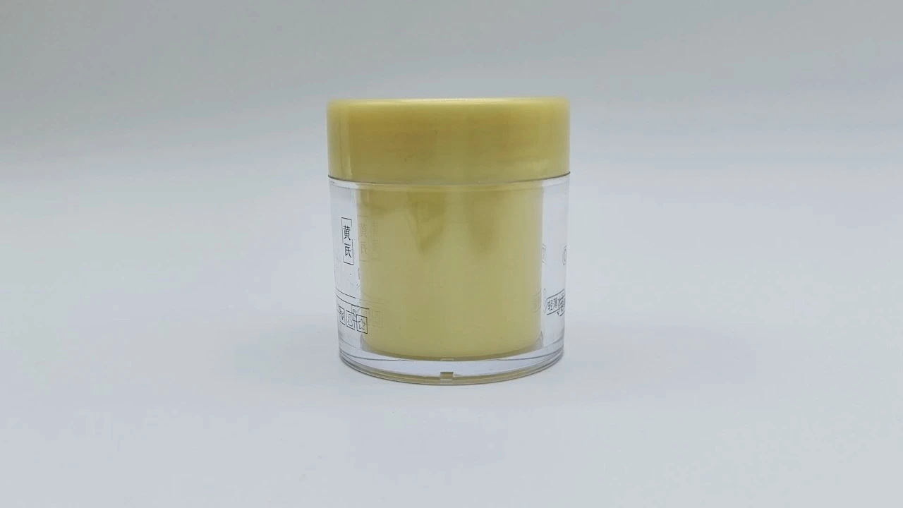 Los glamorosos frascos cilíndricos de crema PP de 50 g presentan un acabado dorado. 1