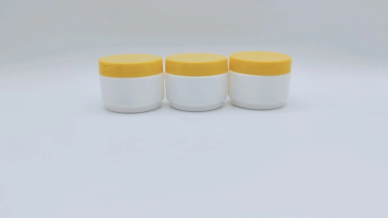 Glamorosos frascos cilíndricos lisos de PP blanco para crema de 50 g con tapas amarillas 1