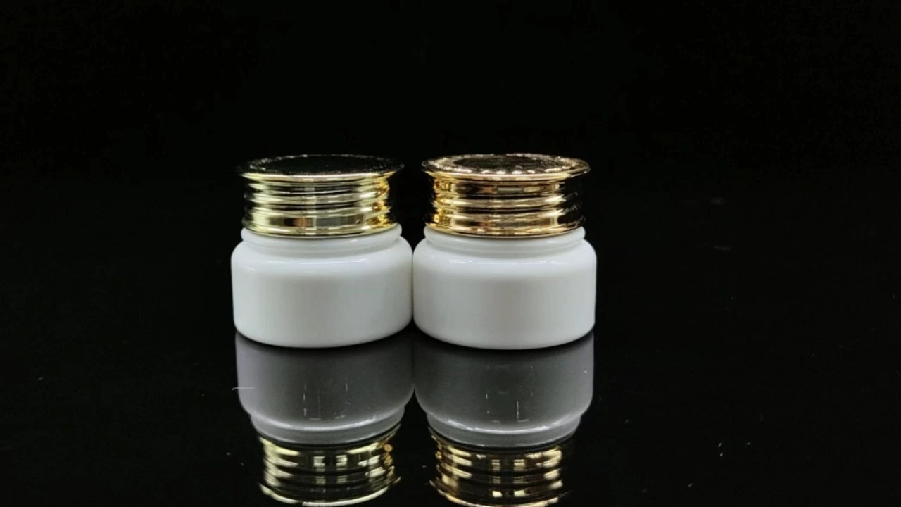 Pots de crème en plastique glamour de 5 g avec bouchon doré blanc 1