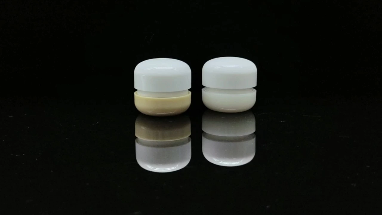 Glamorosos frascos de crema en forma de bolsa de muestra acrílica blanca/amarilla de 10 g 1