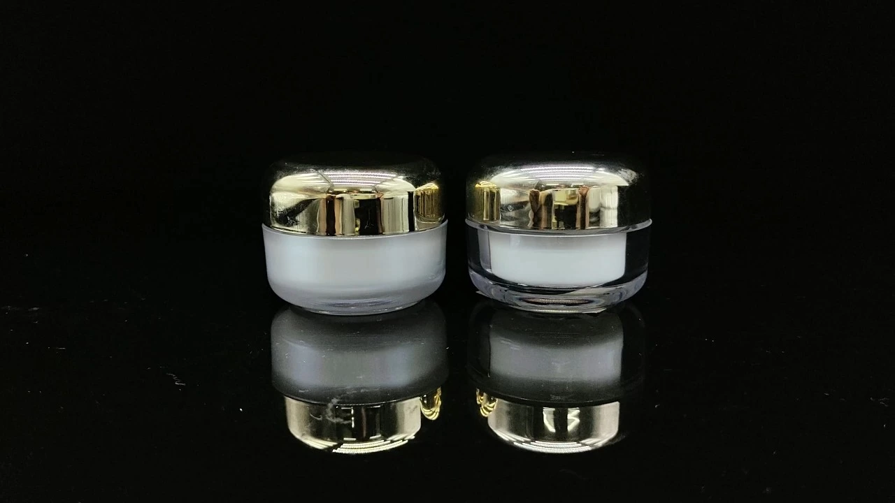 Glamorosos frascos de crema acrílicos blancos de 50 g con tapas bañadas en oro. 1