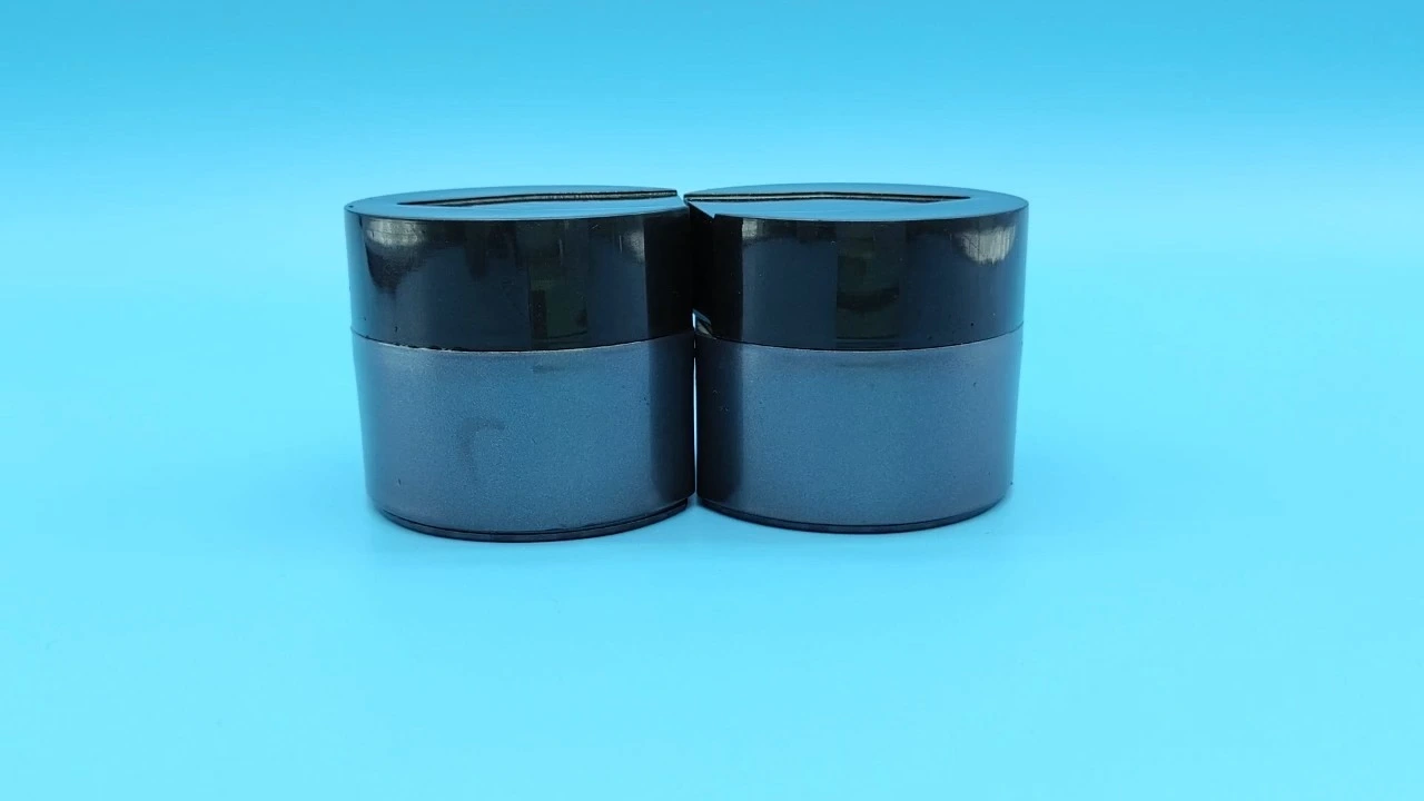 Glamoroso tarro de crema y loción para hombre de PP de doble pared, cilíndrico, negro, de 50 g y forma única. 1