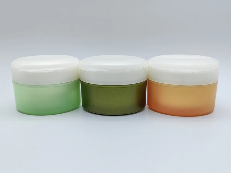 Glamorosos frascos de crema de doble pared de PP esmerilado de 50 g con tapa abatible y cuchara para herramientas de belleza. 1