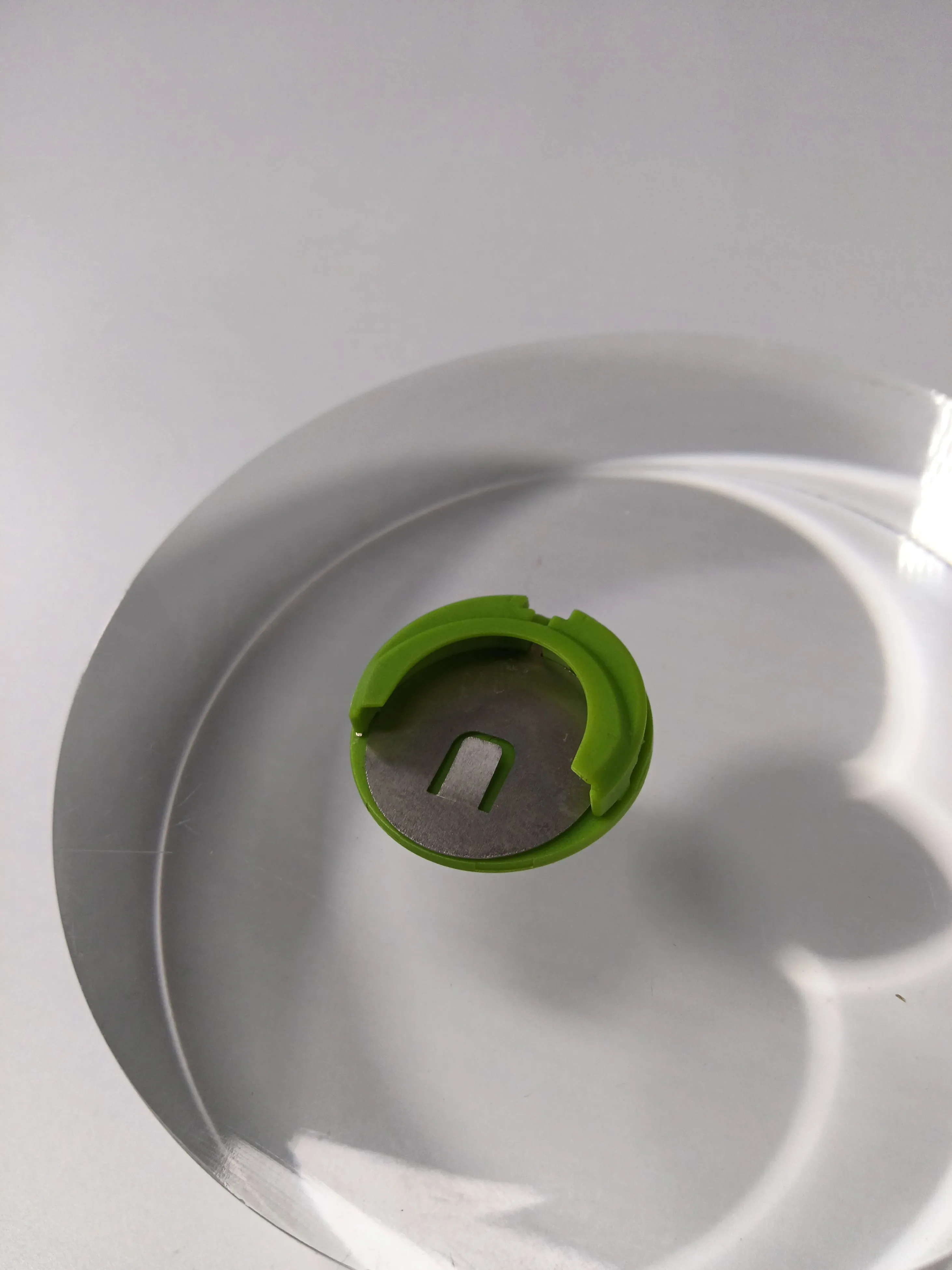 Zusammengebaute Kunststoffkappe mit Batterieplatte aus gehärtetem Edelstahl 1