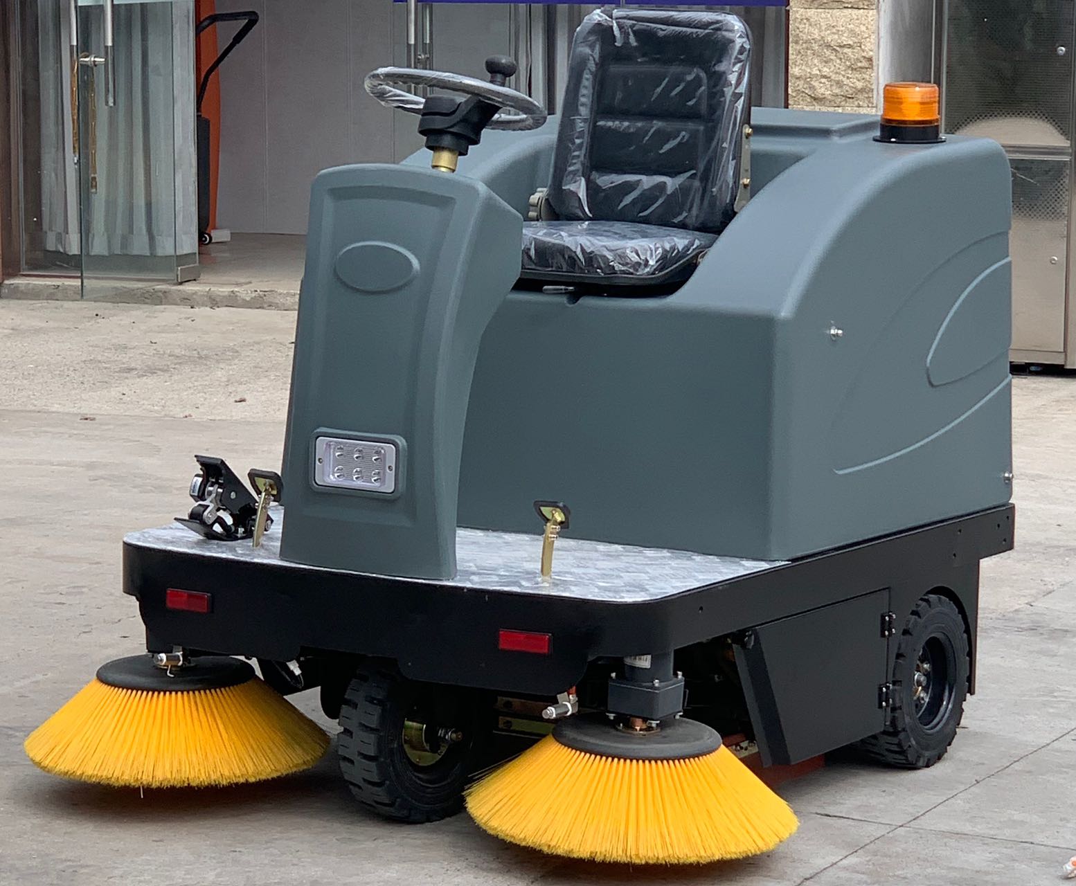 VLIFT Ride-on sweeping machine C3 2
