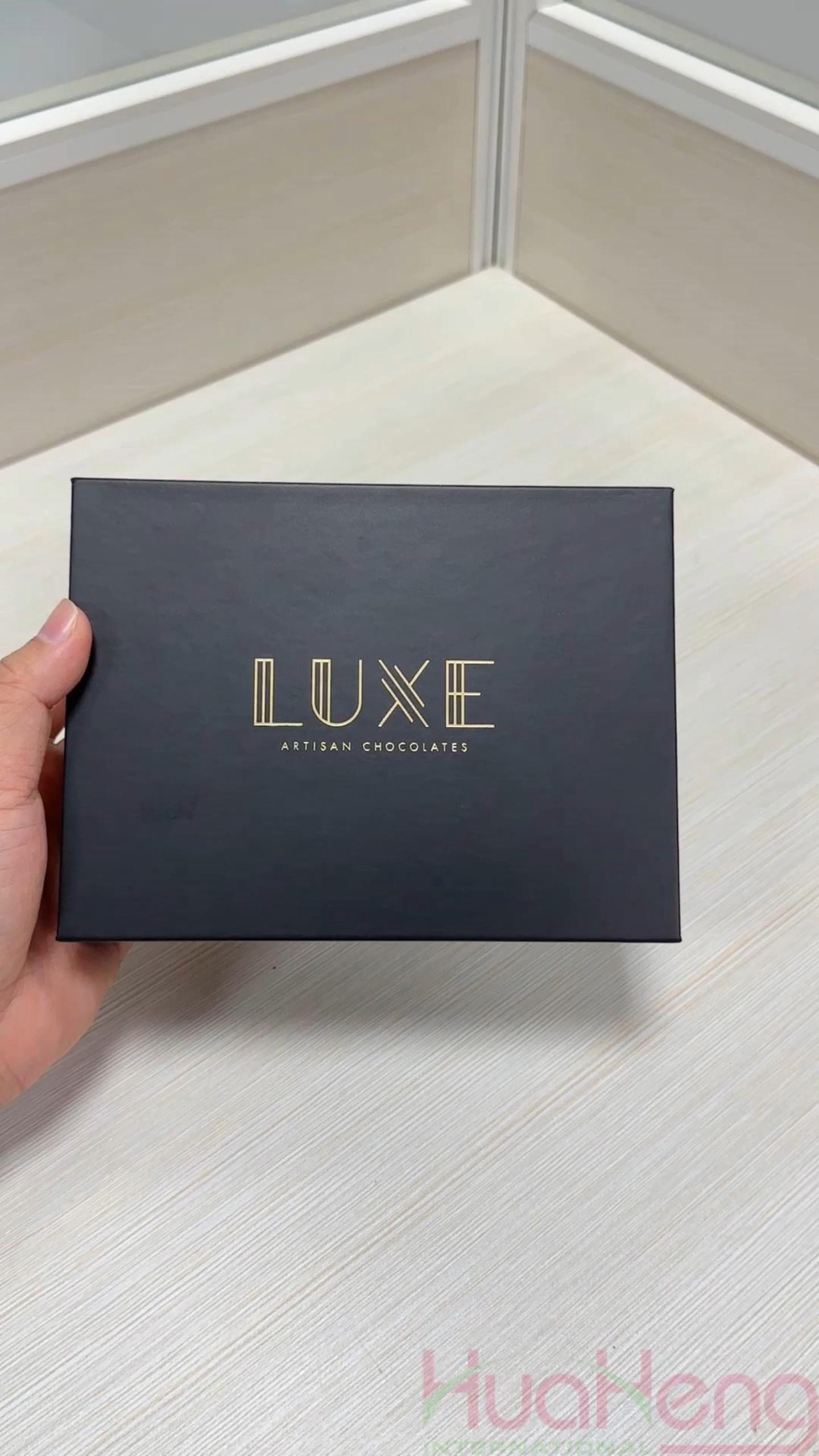 Indulgence luxueuse : la boîte noire de style livre magnétique avec compartiments dorés