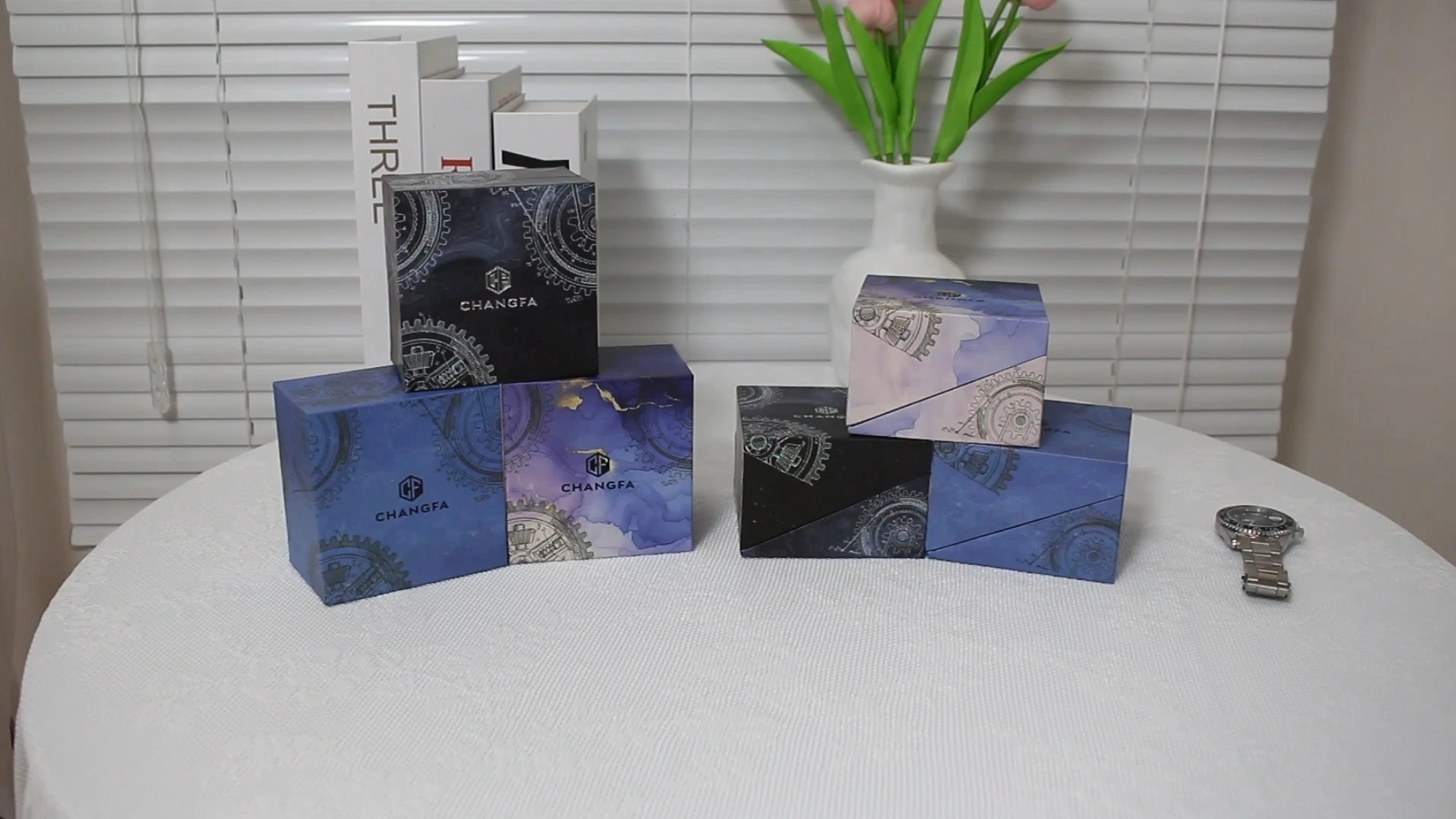 Sehen Sie sich die Clamshell-Geschenkbox mit Unregelmäßigkeiten und Kissenpolster an 1