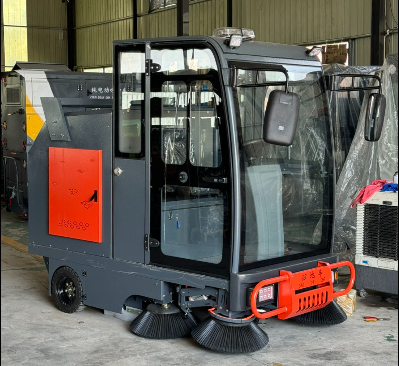 Self-Propelled Floor Sweeper C10 for Industrial Use 3