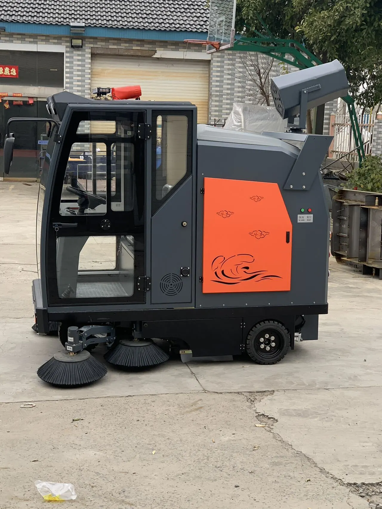 Varredora de piso autônoma VLIFT C12 com eliminação automática de detritos 1