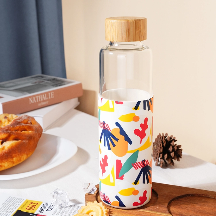 Cubierta de bambú de botella de vidrio de borosilicato apta para lavavajillas de alta calidad de 550ML con funda de silicona impresa 1