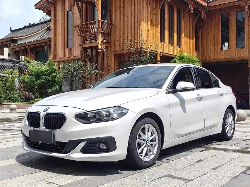 I-BMW 1 Series 2018 ene-118i 1.5T Fashion Edition I-Sedan uphethiloli wemoto ezenzakalelayo kwesokunxele ngesandla Imoto Yegesi/Kaphethiloli Yezimoto Ezisetshenzisiwe Ukudayiswa Kwamanani Ashibhile 1